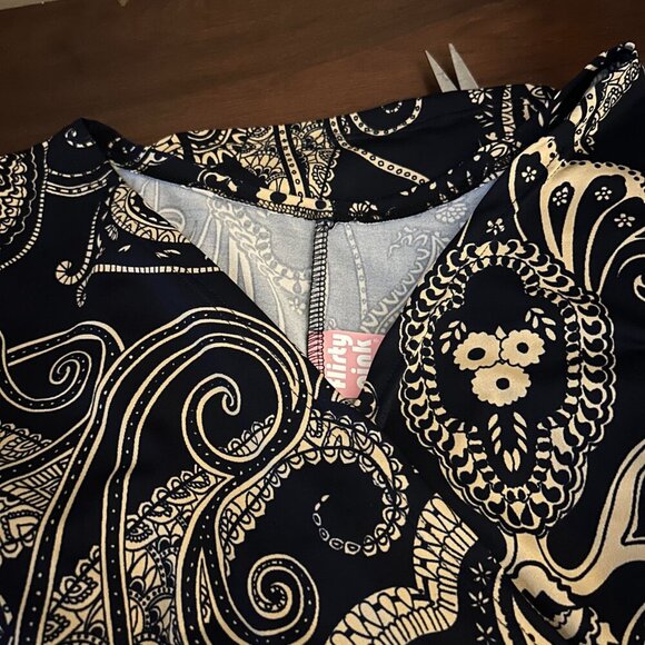 Flirty Pink Size 1X Navy/Tan color, Sleeveless V neck Top - Picture 3 of 4